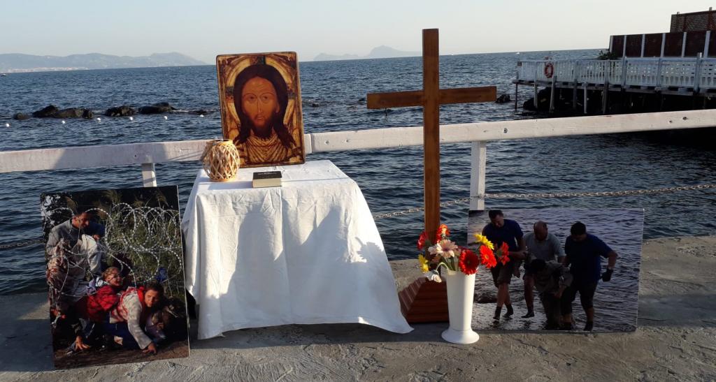 A Ercolano, il ricordo e la preghiera davanti al mare dove perdono la vita tanti migranti